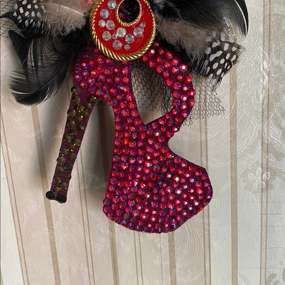 Rhinestone High Heel Feather Brooch - Red - Picture 3 of 4
